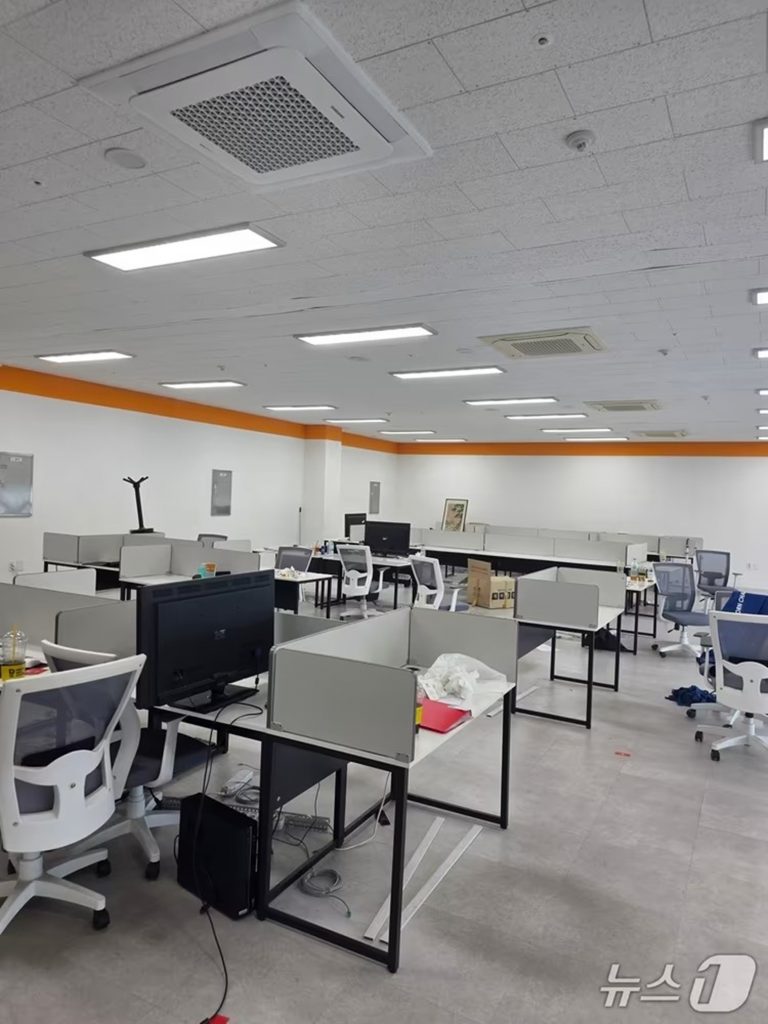 8月1日に営業を停止した広告代行会社「W」の本社を訪れた被害者ら。事務用品はすでに撤去されていた(c)news1