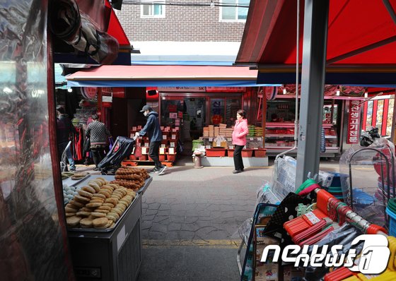 閑散とするソウル市永登浦（ヨンドゥンポ）区の大林中央市場(c)news1