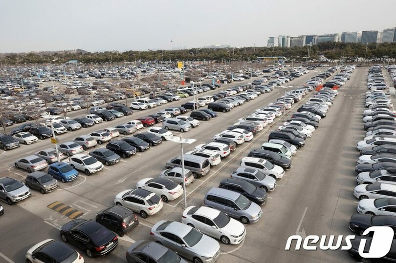 2018年の旧正月連休最終日の午後、仁川国際空港駐車場に停められた多数の車両(c)news1