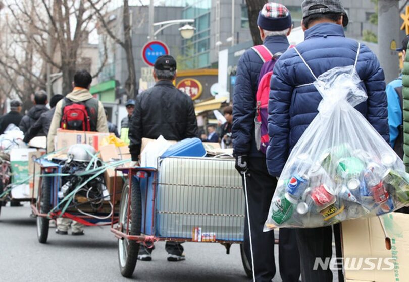 2019年3月25日、ソウルの景福宮駅付近で、廃品とリヤカーを引きながら青瓦台へ行進する基礎生活受給者の高齢者(c)NEWSIS