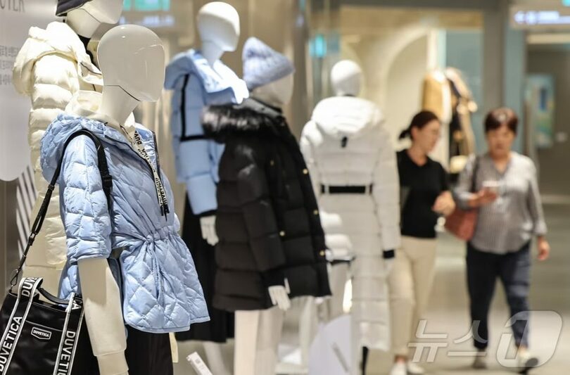 2024年9月24日、ソウル市中区のロッテ百貨店本店で展示された冬物衣料(c)news1