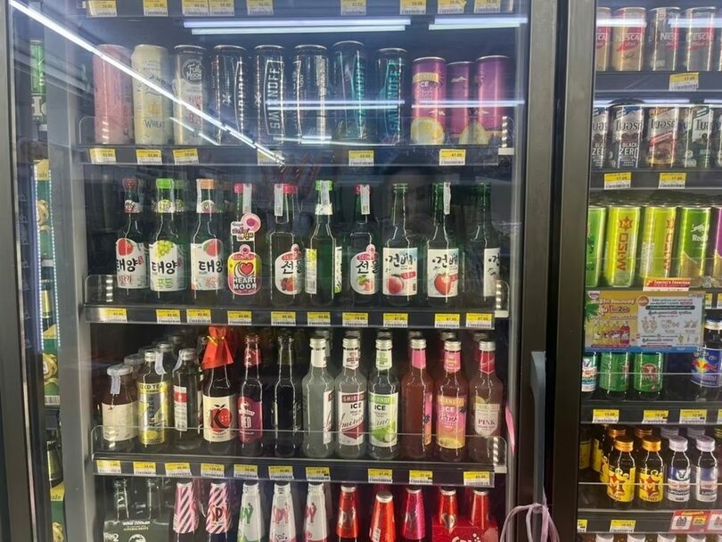 バンコクのコンビニで現地生産された「太陽ソジュ」「贈り物ソジュ」「乾杯ソジュ」(c)news1