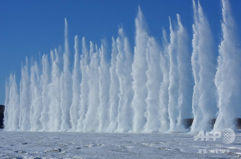 氷の柱が高さ100メートルにはじける 中ロ国境の川で氷塊爆破 写真5枚 国際ニュース Afpbb News
