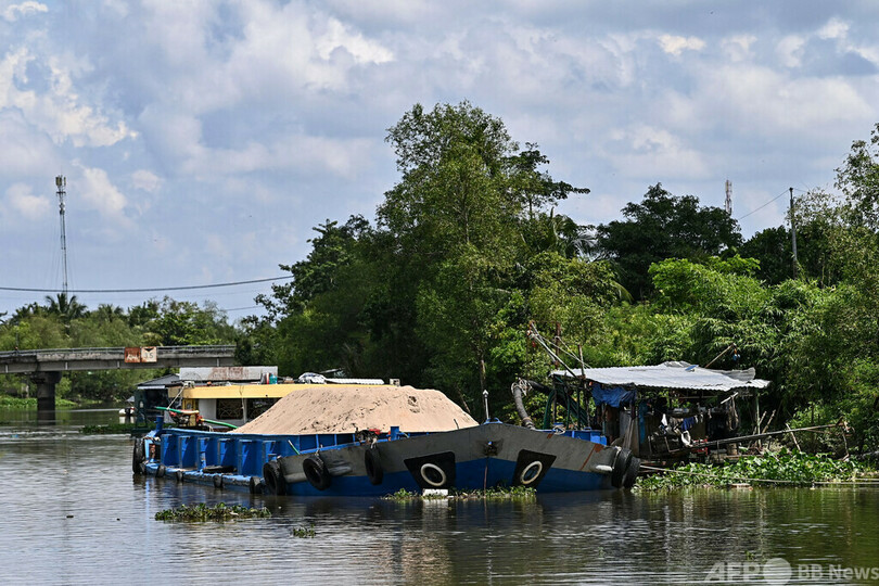 家屋のみ込むメコン川 砂採掘で浸食進むデルタ地帯 ベトナム