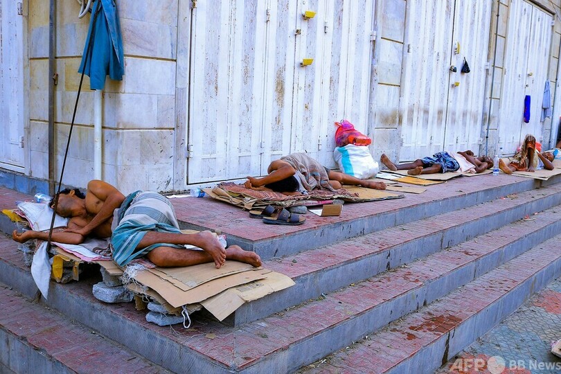 暑くてやってられない！ 屋外で昼寝 イエメン