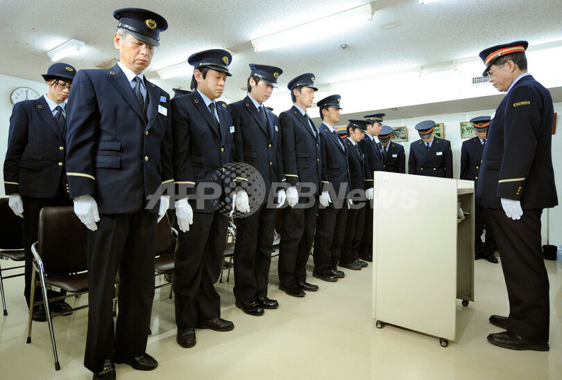 地下鉄サリン事件から13年、霞ヶ関駅で黙とう