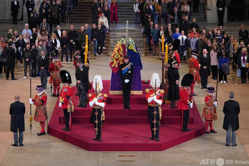 英女王の孫8人、ひつぎ囲む ヘンリー王子は軍服着用