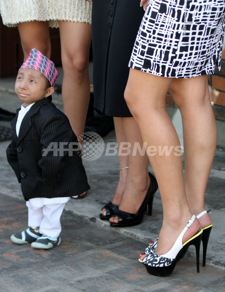 「世界最小の男」、ミス・ネパールらに囲まれてニンマリ