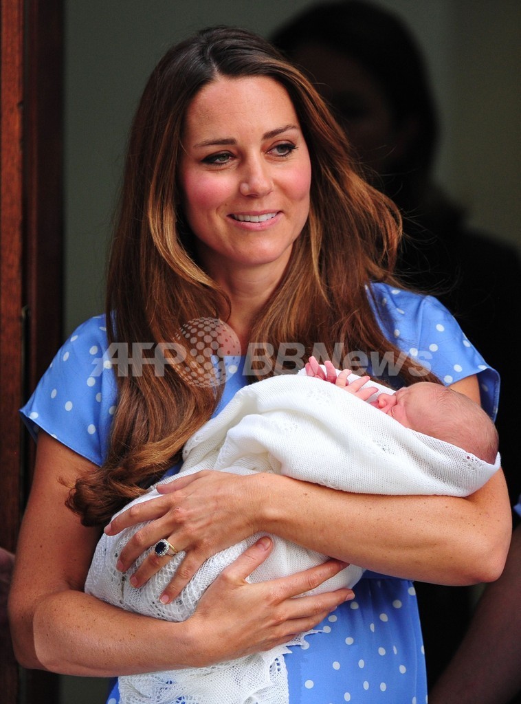 英王子夫妻、長男を初披露 家族そろって帰宅