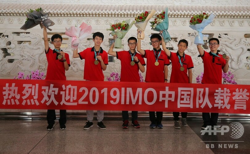 国際数学オリンピック優勝の中国代表の高校生6人が帰国