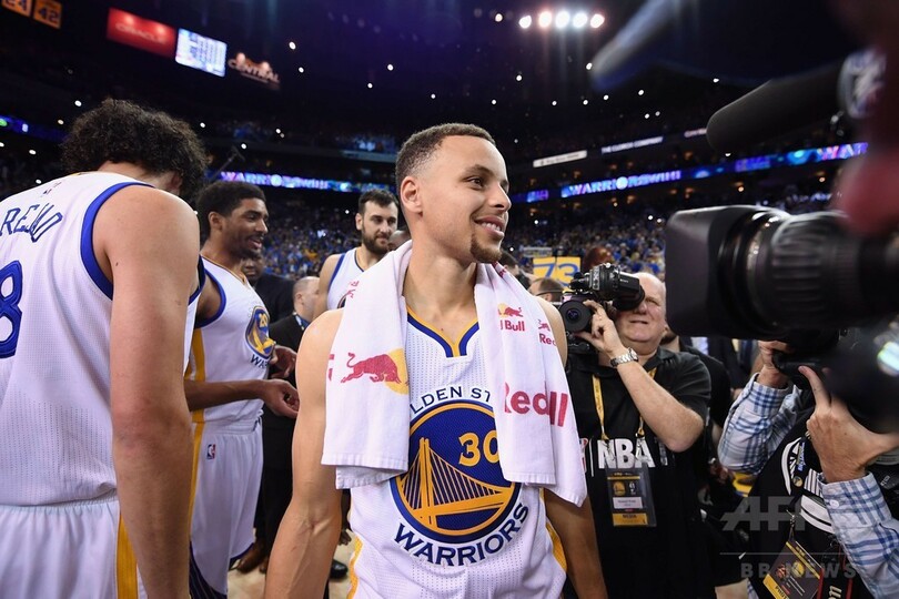 ウォリアーズが前人未到のシーズン73勝目、最強ブルズの記録を更新