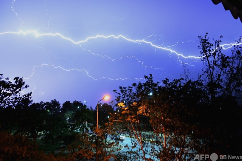 空を切り裂く雷光 パキスタン首都