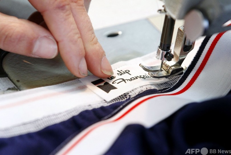 仏首相に次々と届くランジェリー、下着店が休業命令に抗議