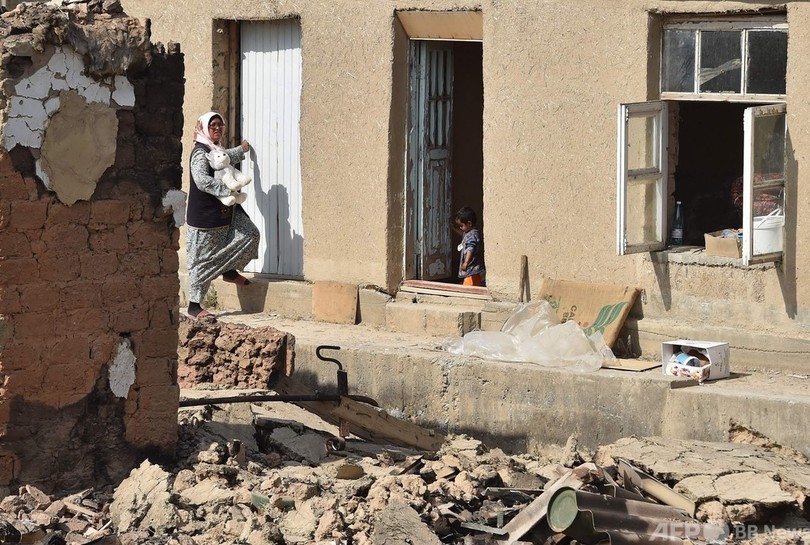 【今日の1枚】「ワンちゃんは私が守る」停戦後のキルギス国境地帯