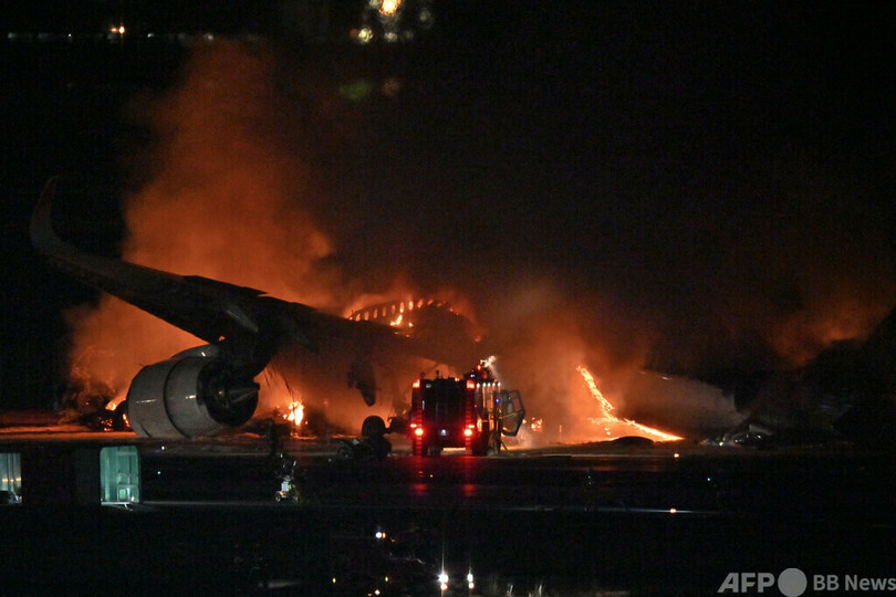羽田空港で日本航空の機体炎上、乗客全員脱出 報道