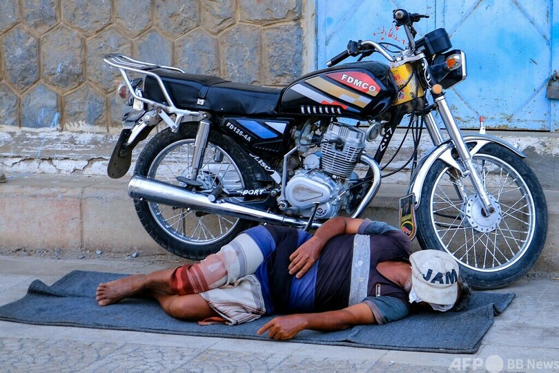 暑くてやってられない！ 屋外で昼寝 イエメン