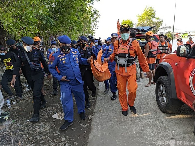 セルフィー撮影中に波止場倒壊、家族5人水死 インドネシア