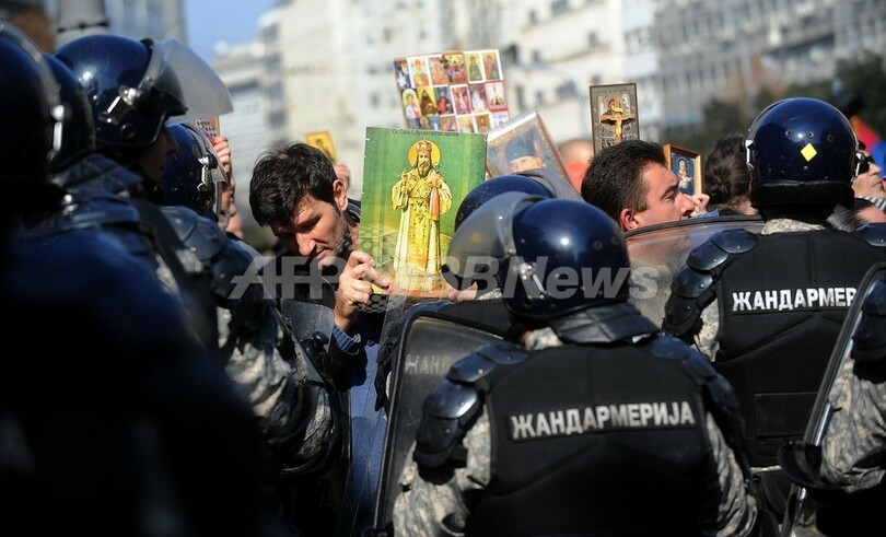 ゲイパレード開催で反対派が暴徒化 セルビア 写真9枚 国際ニュース Afpbb News