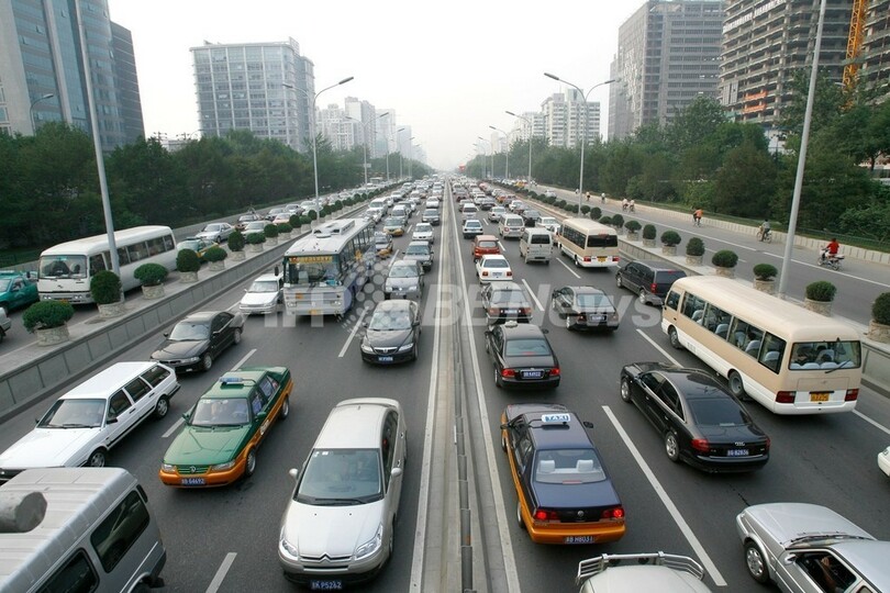 北京、五輪準備で路上から車両100万台を締め出し