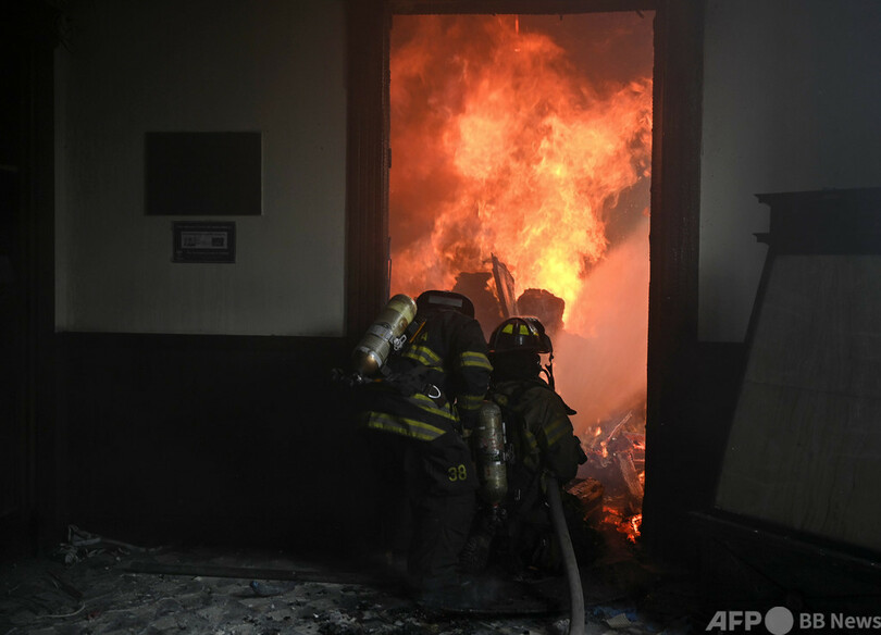 グアテマラ国会議事堂にデモ隊が放火、大統領の辞任要求 新予算案に怒り殺到