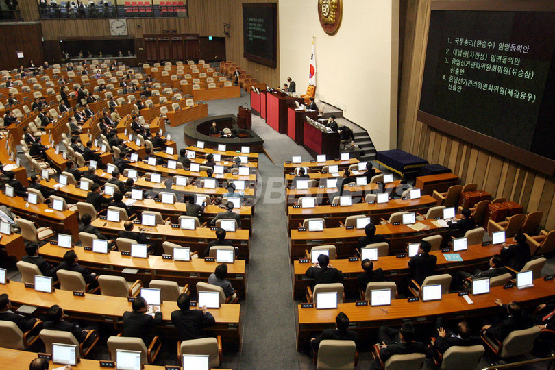 韓国国会、米韓FTAを批准 強行採決で催涙弾飛ぶ大混乱に 韓国国会、米韓FTAを批准 強行採決で催涙弾飛ぶ大混乱に