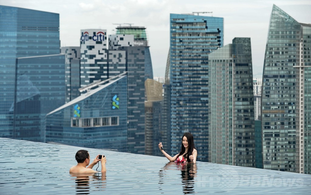国際ニュース：AFPBB News高級ホテルの屋上プールで景色を満喫、シンガポール