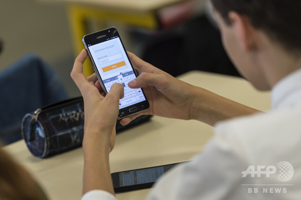 フランス議会、学校でスマートフォンなどの使用禁じる法案可決 フランス議会、学校でスマートフォンなどの使用禁じる法案可決