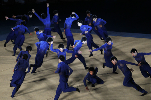 三宅一生×青森大学男子新体操部による特別公演開催 写真40枚 国際ニュース：AFPBB News