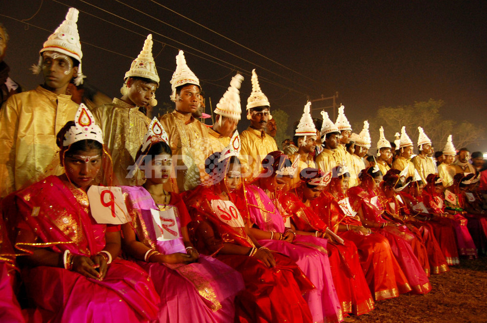 インドで集団結婚式 鮮やかな衣装で新郎新婦が大集合 写真1枚 国際ニュース Afpbb News