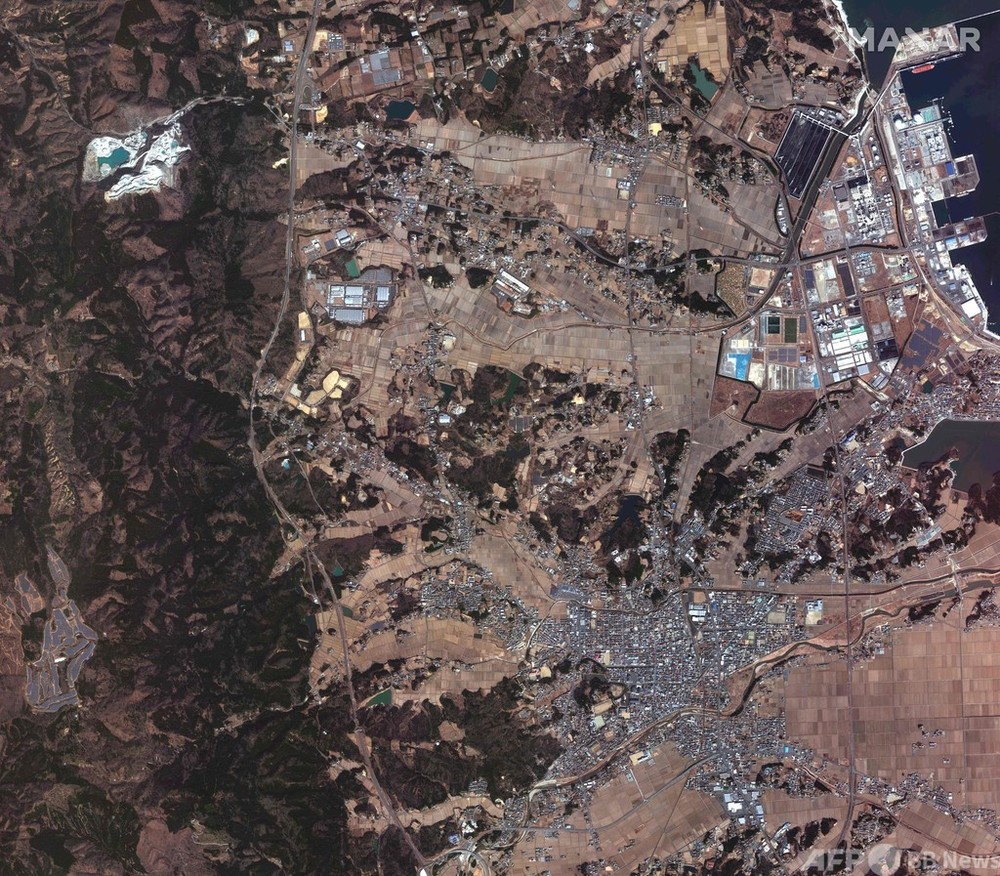 地震の被害受けた福島県相馬市の衛星写真