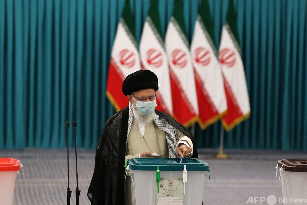 イラン大統領選、投票始まる