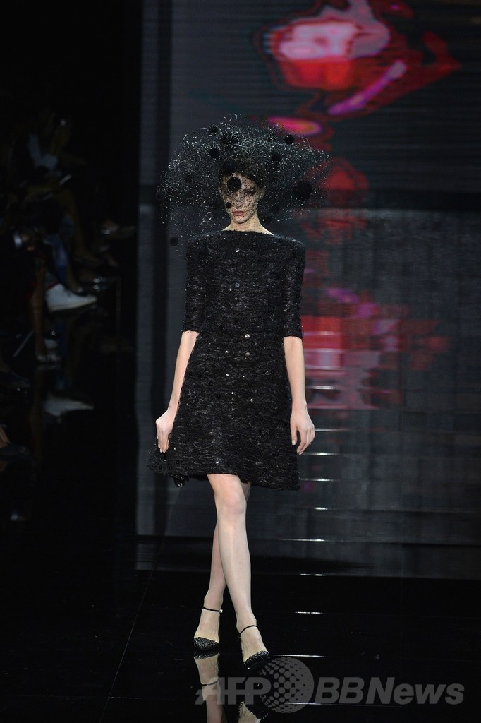 黒、白、赤で見せる多彩なスタイル、「ジョルジオ アルマーニ プリヴェ」14/15年秋冬オートクチュール