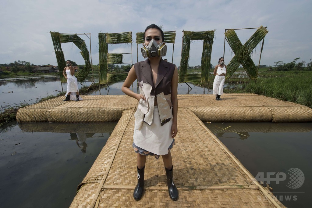 ファッションショーにガスマスク、環境破壊を告発 インドネシア