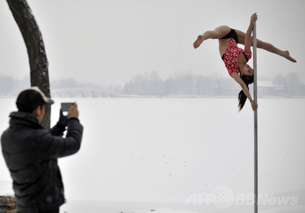 雪の天津で華麗なポールダンス、中国