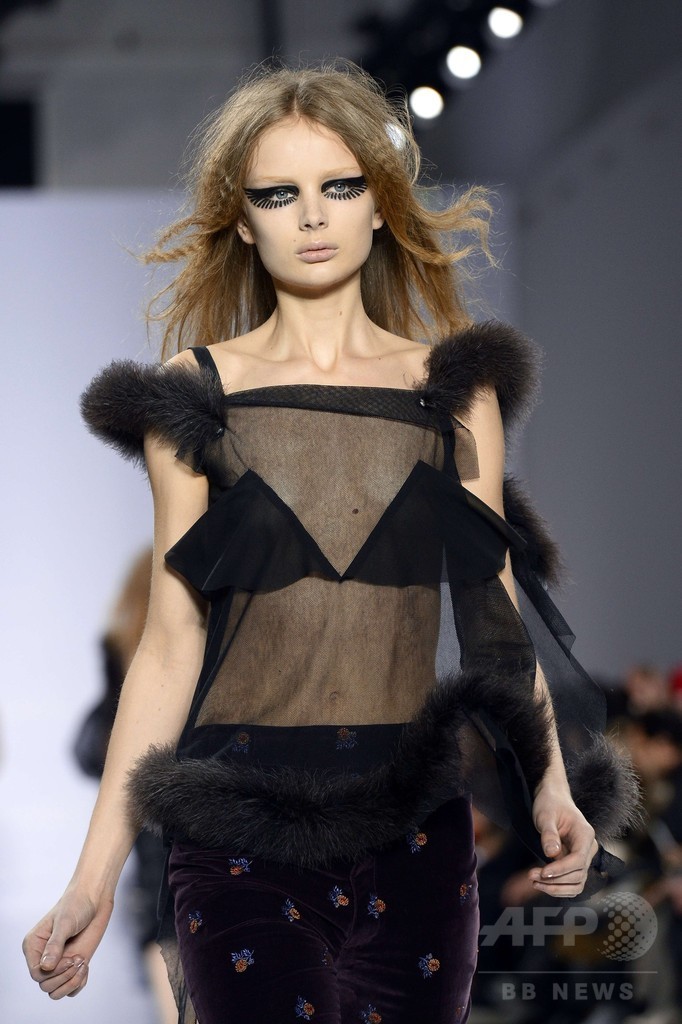 ピエロ風の奇抜なモデルでインパクト、「メゾン マルジェラ」15/16秋冬