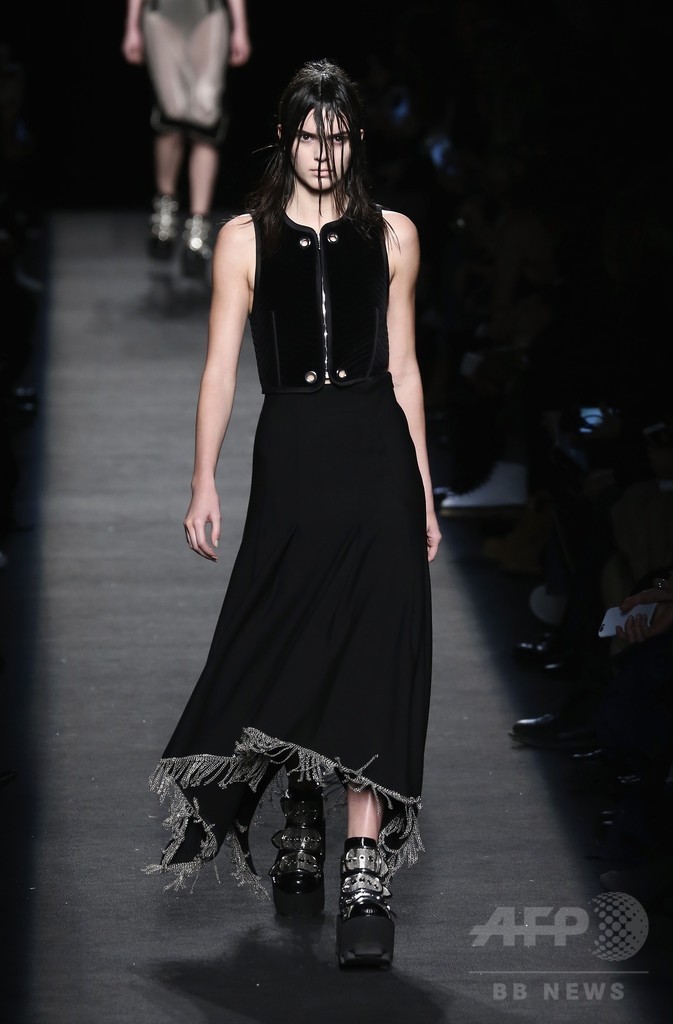 レザーやベルベットで表現するヘビメタ、「アレキサンダー ワン」15/16年秋冬