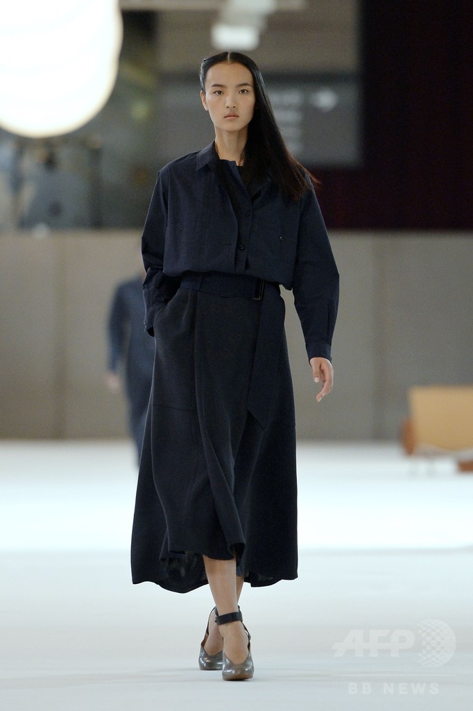 緩やかなシルエットでシックな装い、「クリストフ・ルメール」15年春夏