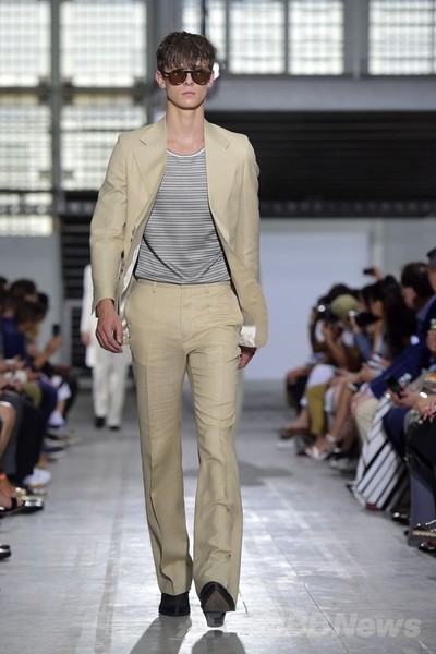 多彩なスーツスタイル、「コスチューム ナショナル」15年春夏メンズ