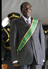 ジンバブエの首都ハラレ（Harare）で、大統領就任式に臨むロバート・ムガベ（Robert Mugabe）大統領（2008年6月29日撮影）。(c)AFP/Alexander Joe