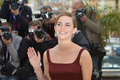 南仏カンヌ（Cannes）で開催中の第66回カンヌ国際映画祭（Cannes Film Festival）で16日、「ある視点」部門に出品されたソフィア・コッポラ（Sofia Coppola）監督作『The Bling Ring』の公式上映が行われた。同作は、2009年、ロサンゼルス（Los Angeles）で10代の若者たちがオーランド・ブルーム（Orlando Bloom）やリンジー・ローハン（Lindsay Lohan）らセレブの自宅を狙って空き巣に入った一連の事件をベースにしている。犯人の1人を演じた英女優エマ・ワトソン（Emma Watson）は「ハリー・ポッター（Harry Potter）」のハーマイオニー（Hermione）役として有名だが、本作で今どきの若者を演じるため、カーダシアン一家やパリス・ヒルトン（Paris Hilton）らが出演するリアリティー番組を何時間も見たという。写真は、フォトコールに登場したワトソン（2013年5月16日撮影）。(c)AFP/ALBERTO PIZZOLI