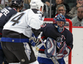 写真は、パックをセーブするカナックスのゴーリー、ロベルト・ルオンゴ（%%Roberto Luongo%%、右）。(c)AFP/Getty Images Jeff Vinnick