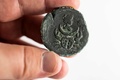 イスラエル考古学庁が公開した約1900年前のローマ時代の硬貨（2022年7月26日撮影）。(c)MENAHEM KAHANA / AFP
