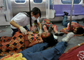 フィリピンの首都マニラ（Manila）の高架鉄道で行われた、列車内での自爆テロに備えた訓練に参加する救急医療隊員ら（2008年12月20日撮影）。(c)AFP/JAY DIRECTO