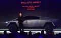 米カリフォルニア州でテスラの完全電気自動車「サイバートラック」を披露するイーロン・マスクCEO（2019年11月21日撮影）。(c)Frederic J. BROWN / AFP