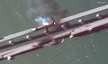 クリミア半島とロシアを結ぶ橋でトラック爆発後に火災が発生し、立ち上る黒煙。マクサー・テクノロジーズ提供（2022年10月8日撮影、公開）。(c)AFP PHOTO / SATELLITE IMAGE ©2022 MAXAR TECHNOLOGIES
