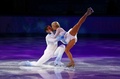 ソチ冬季五輪、フィギュアスケート・エキシビションの演技に臨むアリオナ・サフチェンコ（Aliona Savchenko）/ロビン・ショルコウィー（Robin Szolkowy）組（2014年2月22日撮影）。(c)AFP/ADRIAN DENNIS