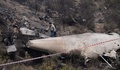 パキスタン北部カイパル・パクトゥンクワ州で、墜落したパキスタン航空機の残骸を調べる捜査官ら（2016年12月8日撮影）。(c)AFP/AAMIR QURESHI