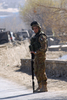 2007年11月24日、アフガニスタンの首都カブール（Kabul）西25キロにあるパグマン（Paghman）で、自爆攻撃の現場で警備にあたるイタリア兵士。(c)AFP/MASSOUD Hossaini