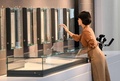 雲夢県博物館で文化財を見学する来館者（2024年11月5日撮影）。(c)People’s Daily/胡学軍