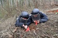 地雷除去作業にあたる兵士（2018年3月6日撮影）。(c)CNS/兪靖